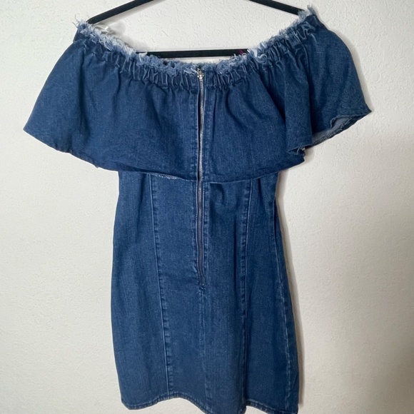 J.O.A Off The Shoulder Denim Mini Dress Size M Raw Neck Trim Blue Exposed Zip - Picture 2 of 14